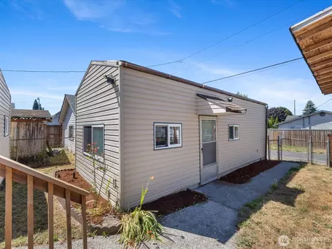 Exterior - 2210 Summit Ave, Everett, WA 98201 photo 6 of 11