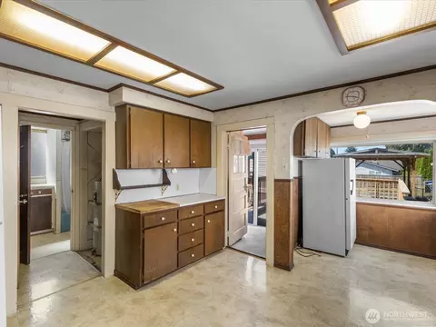 Kitchen - 2210 Summit Ave, Everett, WA 98201 photo 2 of 4