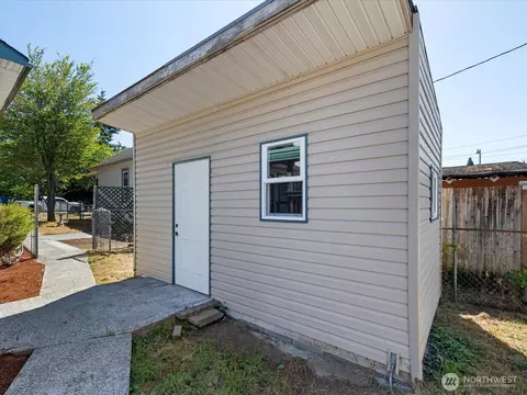 Exterior - 2210 Summit Ave, Everett, WA 98201 photo 8 of 11