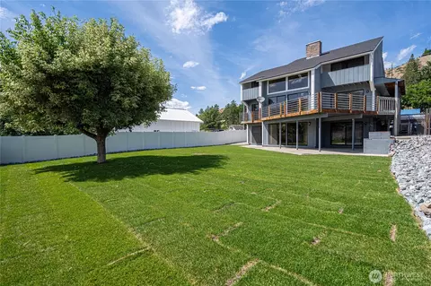 228 E Gibson Ave, Chelan, WA 98816