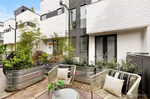 Exterior - 410 A 10th Ave E, Seattle, WA 98102 photo 5 of 12