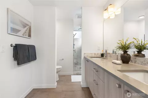 Bath - 410 A 10th Ave E, Seattle, WA 98102 photo 3 of 4
