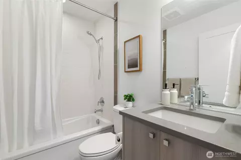 Bath - 410 A 10th Ave E, Seattle, WA 98102 photo 1 of 4