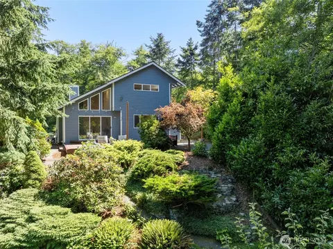 3356 Leroy Cir, Clinton, WA 98236