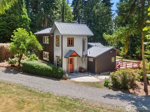 7712 Hellman Rd, Clinton, WA 98236