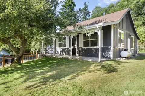 2863 Longhouse Ln, Clinton, WA 98236