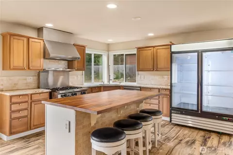 Kitchen - 932 Tipsoo Loop N, Rainier, WA 98576 photo 2 of 6
