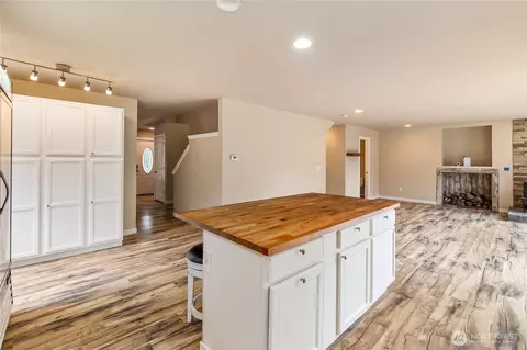Kitchen - 932 Tipsoo Loop N, Rainier, WA 98576 photo 6 of 6