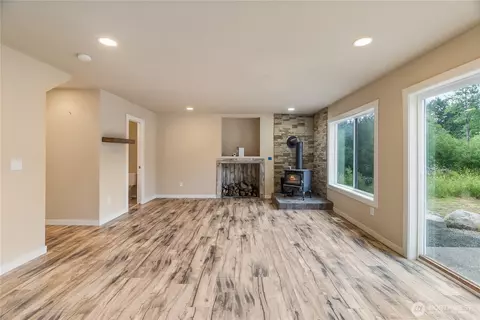 Living - 932 Tipsoo Loop N, Rainier, WA 98576 photo 5 of 8