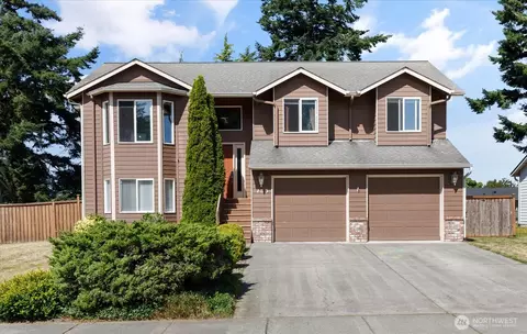 735 SW Regency Dr, Oak Harbor, WA 98277