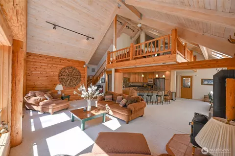 Living - 18 Liberty Ln, Winthrop, WA 98862 photo 5 of 7