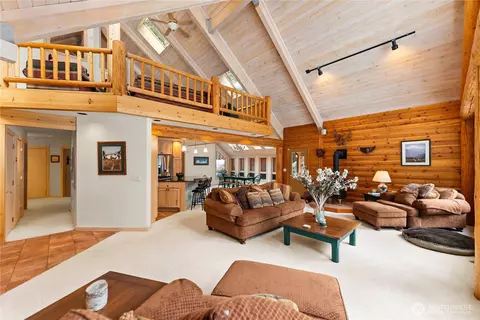 Living - 18 Liberty Ln, Winthrop, WA 98862 photo 3 of 7