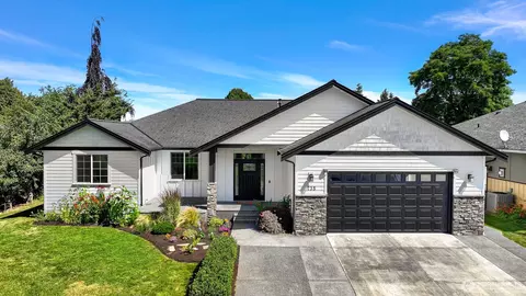 735 N 8th St, Lynden, WA 98264