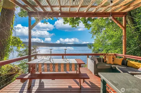 17447 Paige Ln SW, Vashon, WA 98070