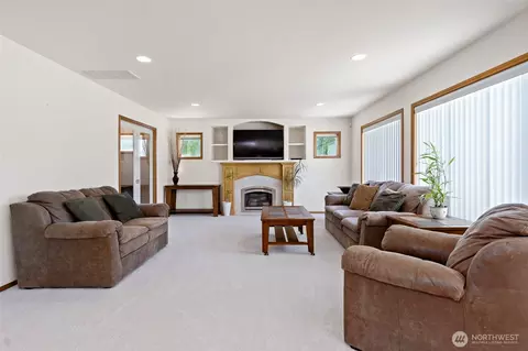 Living - 4024 E Rd E Caldwell, Edgewood, WA 98372 photo 2 of 3