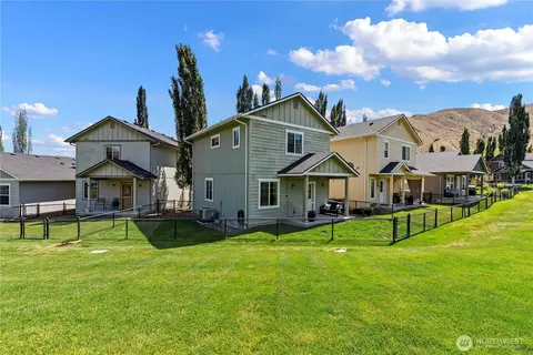 300 Saddlehorn Ln, Wenatchee, WA 98801