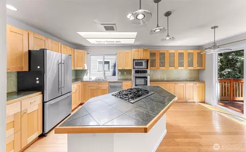 Kitchen - 21313 2nd Dr SE, Bothell, WA 98021 photo 2 of 3
