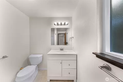 Bath - 21313 2nd Dr SE, Bothell, WA 98021 photo 1 of 4