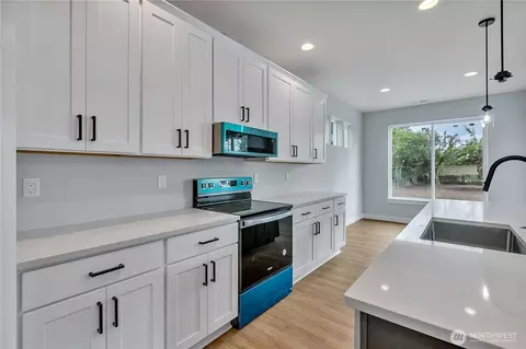 Kitchen - 608 B Deeded Ln SW, Orting, WA 98360 photo 3 of 3