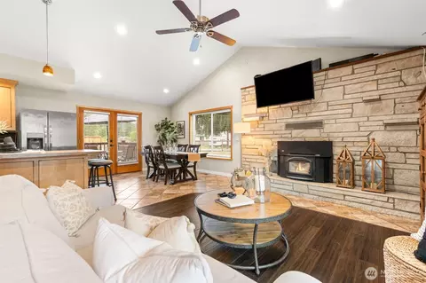 Living - 407 Leber St NE, Orting, WA 98360 photo 2 of 3