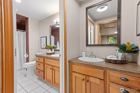 Bath - 407 Leber St NE, Orting, WA 98360 photo 4 of 5