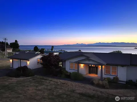 8238 Maritime Dr, Clinton, WA 98236