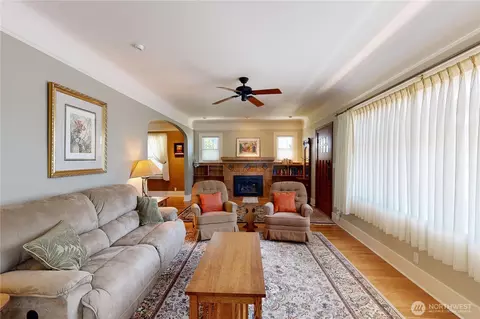Living - 627 E Alder St, Walla Walla, WA 99362 photo 2 of 3