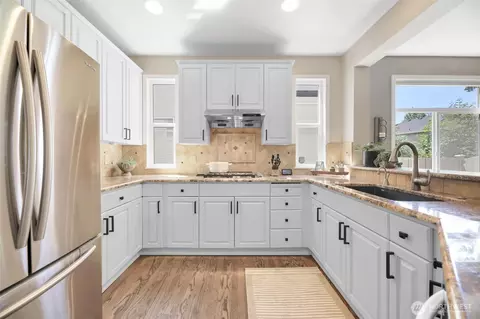 Kitchen - 18606 34th Ave SE, Bothell, WA 98012 photo 1 of 3