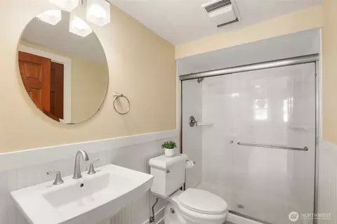 Bath - 24537 SE 384th St, Enumclaw, WA 98022 photo 2 of 4