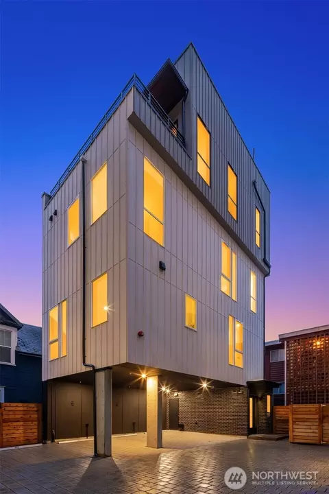 Exterior - 1024 E John St, Seattle, WA 98102 photo 4 of 4