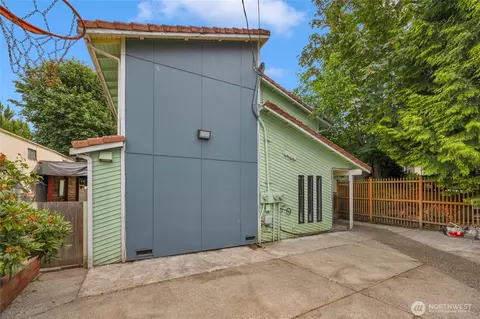 9404 Stone Ave N, Seattle, WA 98103