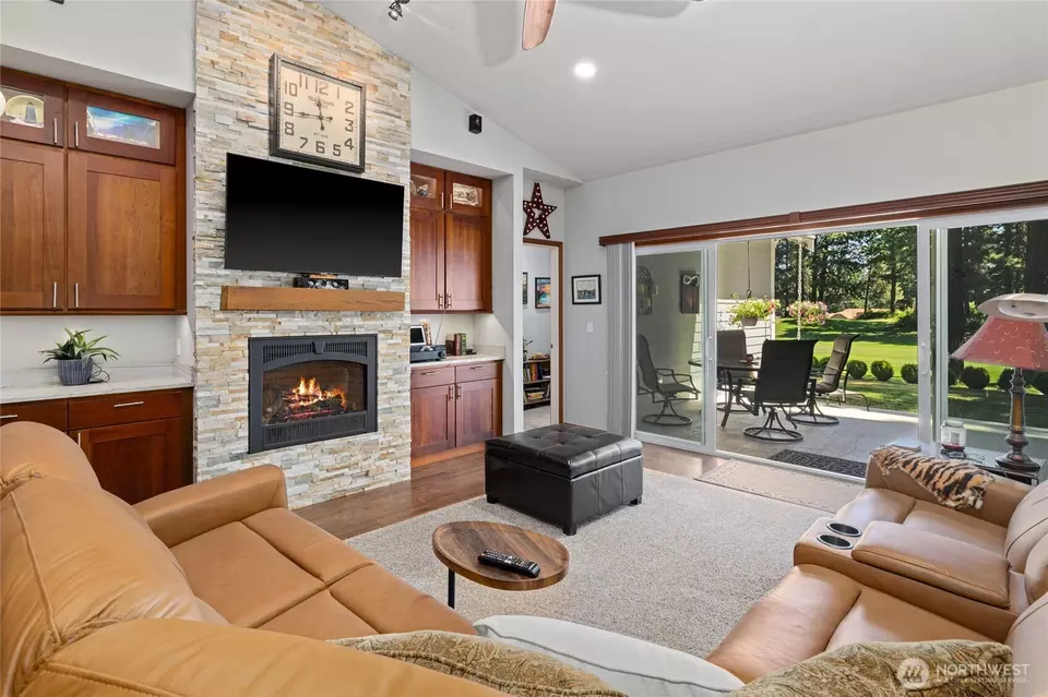 Living - 191 Hermitage Dr, Cle Elum, WA 98922 photo 4 of 6