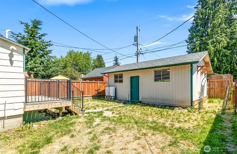 Exterior - 1823 Rainier Ave, Everett, WA 98201 photo 4 of 6