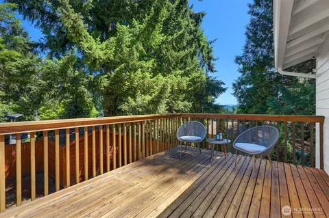 Exterior - 207 215th St SE, Bothell, WA 98021 photo 6 of 13