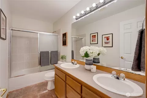 Bath - 10516 29th Ave SE, Everett, WA 98208 photo 3 of 3