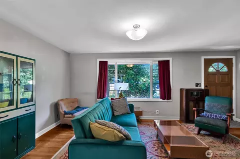 Living - 2517 Lincoln Ave SE, Olympia, WA 98501 photo 1 of 1