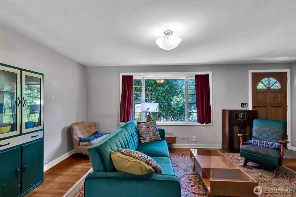 Living - 2517 Lincoln Ave SE, Olympia, WA 98501 photo 1 of 1