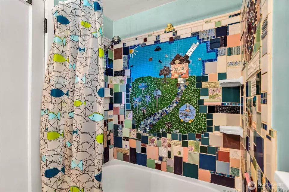 Bath - 2517 Lincoln Ave SE, Olympia, WA 98501 photo 2 of 2