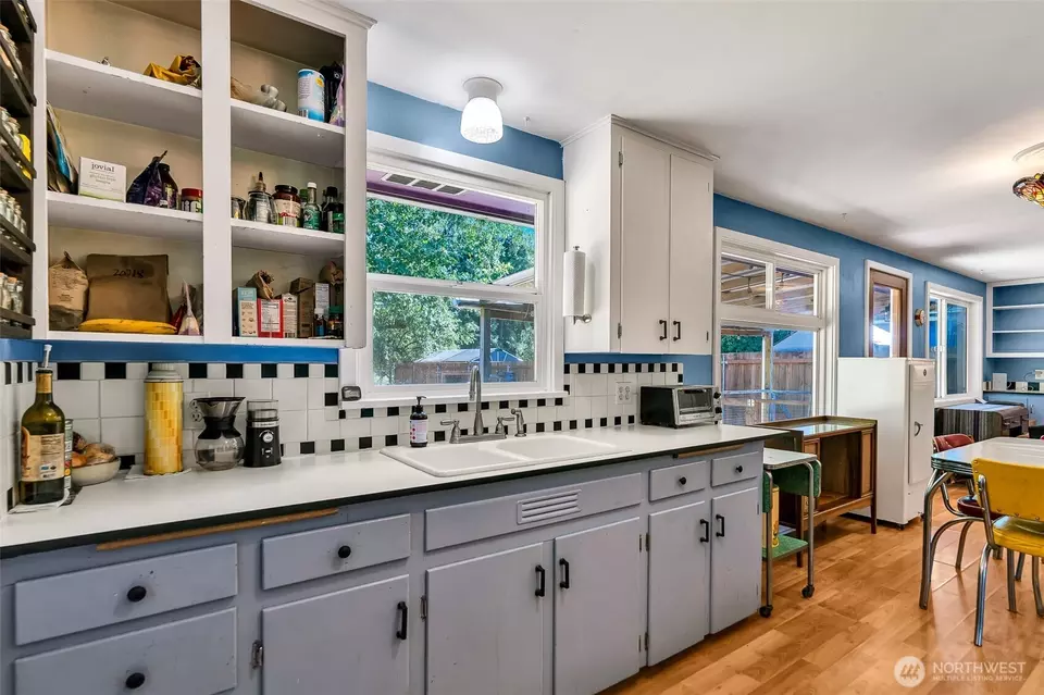 Kitchen - 2517 Lincoln Ave SE, Olympia, WA 98501 photo 2 of 4