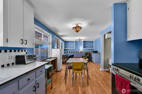 Kitchen - 2517 Lincoln Ave SE, Olympia, WA 98501 photo 1 of 4