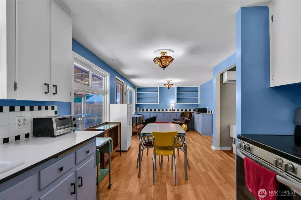 Kitchen - 2517 Lincoln Ave SE, Olympia, WA 98501 photo 1 of 4