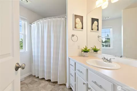 Bath - 1921 Hawk Ct, Enumclaw, WA 98022 photo 4 of 4