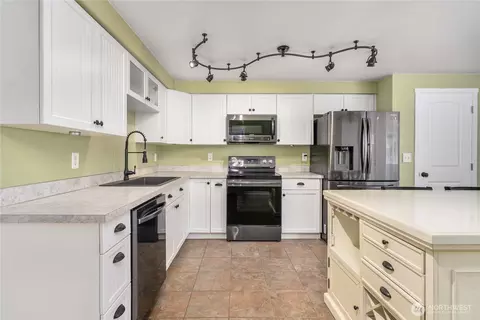 Kitchen - 17402 6th Avenue Ct E, Spanaway, WA 98387 photo 4 of 5