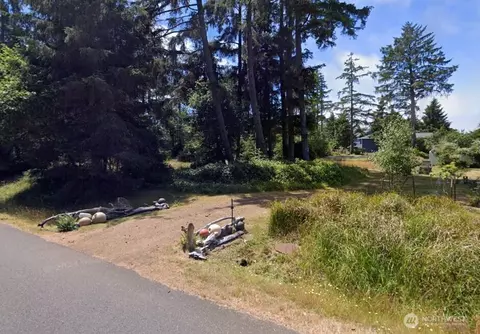 657 Sollecks Ave SE, Ocean Shores, WA 98569