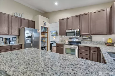 Kitchen - 25313 38th Ave E, Spanaway, WA 98387 photo 2 of 3