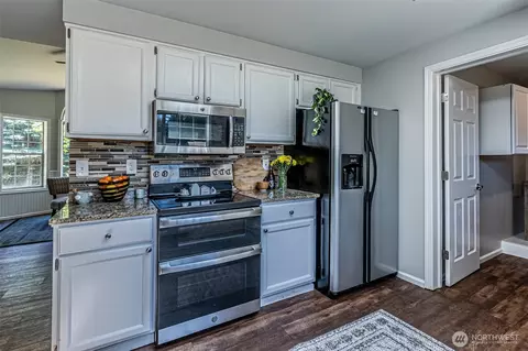 Kitchen - 18920 217th Ave E, Orting, WA 98360 photo 4 of 6