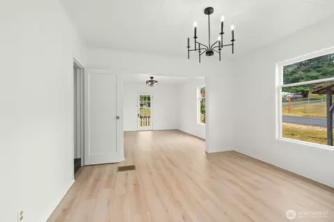 Living - 2104 Stuart St, Raymond, WA 98577 photo 5 of 5