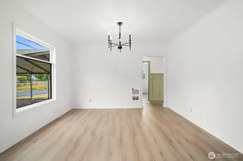 Living - 2104 Stuart St, Raymond, WA 98577 photo 4 of 5