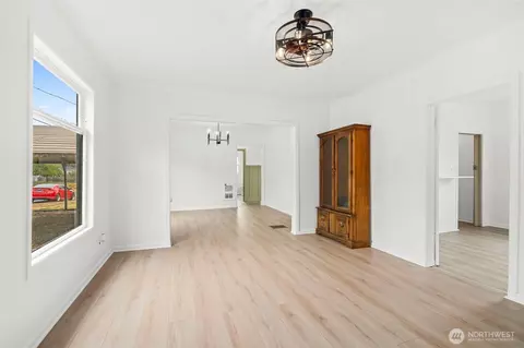 Living - 2104 Stuart St, Raymond, WA 98577 photo 2 of 5