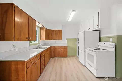 Kitchen - 2104 Stuart St, Raymond, WA 98577 photo 1 of 2